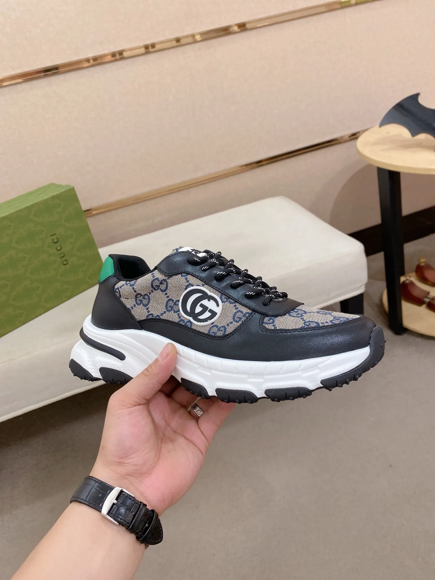 Men's men's shoes 442💰🇮🇹🇮🇹GUCCI🔍🔍new models are on sale at the same time at the counter. The uppers are made of top-grain cowhide imported from Italy. Fully imported genuine leather lining 💪💪, completely 1⃣️ to 1⃣️ replica 🇮🇹💪💪, ⚠ sole: original sole provided by the original factory, exclusive movable molded sole super comfortable, ⚠ original factory follow-up, 🔍🔍 high quality, you can go in and out of the counter at will, welcome to compare⚠. Code number: 38-44. Can be customized 45-46